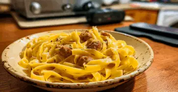 Tagliatelle con panna e salsiccia