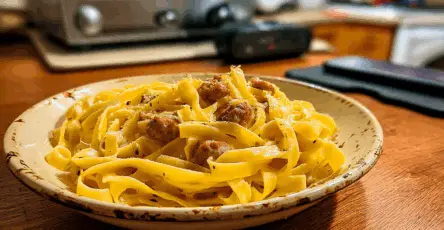 Tagliatelle con panna e salsiccia