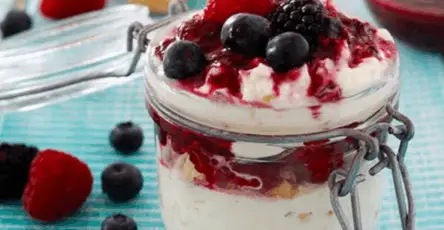 Yogurt delizioso con biscotti