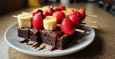 Spiedini di brownie e frutta