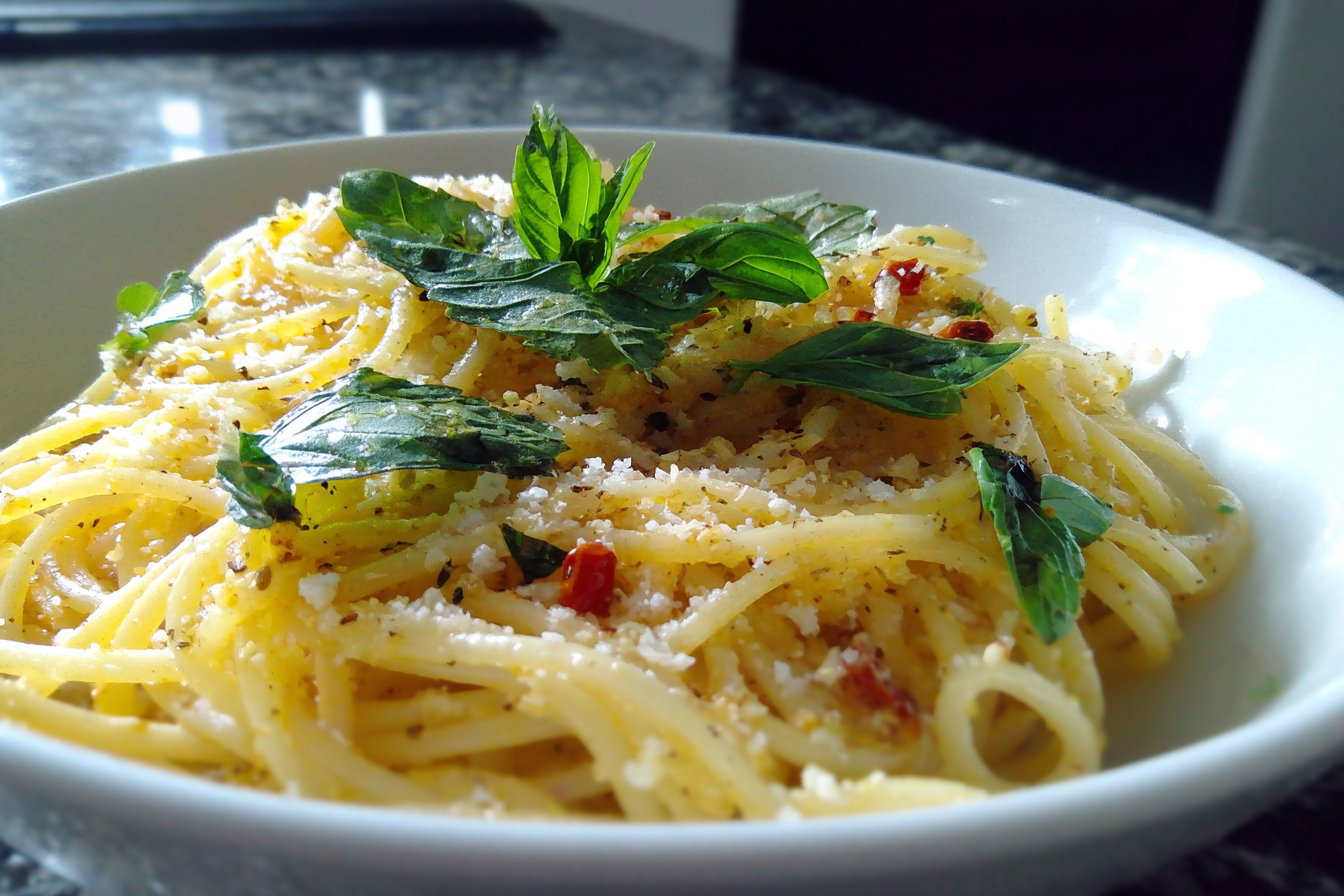 Spaghetti con olio aglio e peperoncino con tanto pecorino e basilico fresco