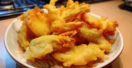 Fiori di zucca ripieni e fritti
