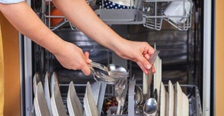 Lavastoviglie: la posizione corretta di pentole, bicchieri, mestoli e altri utensili