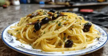 Linguine con Acciughe Capperi Olive Uvetta e Pinoli