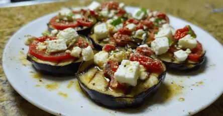 Melanzane grigliate con feta e pomodori