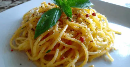 Spaghetti aglio olio e peperoncino con pecorino e basilico
