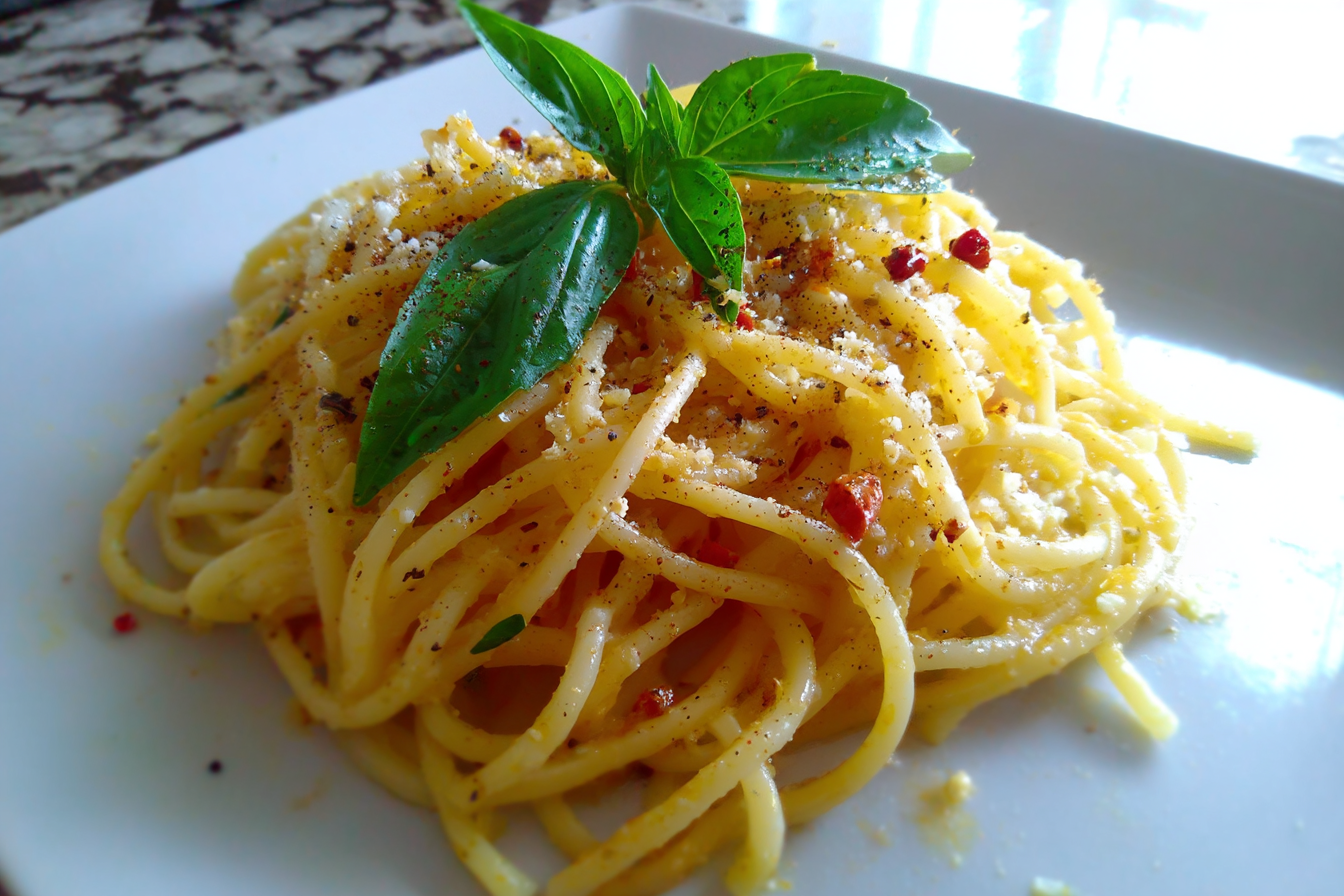 Spaghetti aglio olio e peperoncino con pecorino e basilico