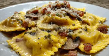 Ravioli ripieni di zucca con salsa di gorgonzola funghi e pancetta dolce
