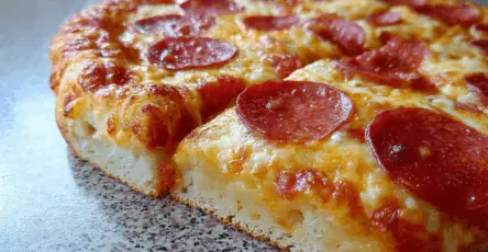 Pizza ad alta lievitazione soffice leggera e piena di bolle