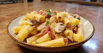 Pasta con funghi cipolle e pancetta