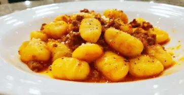 Gnocchi con ragù bianco