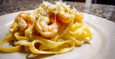 Fettuccine con Gamberetti Salsa Alfredo
