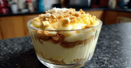 Dessert Furbo con Briciole Croccanti e Crema Pasticcera