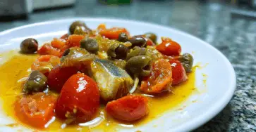 Nasello alla mediterranea con pomodorini olive e capperi